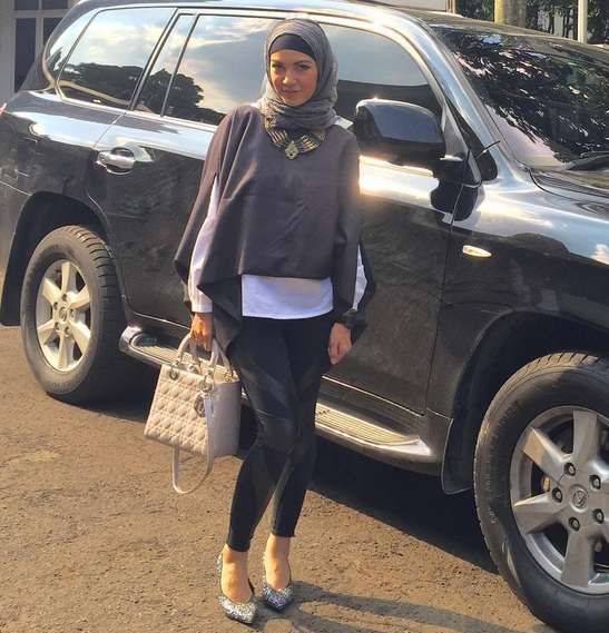 Gaya Monokrom Ratna Galih Berhijab