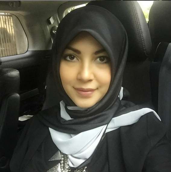 Gaya Monokrom Ratna Galih Berhijab