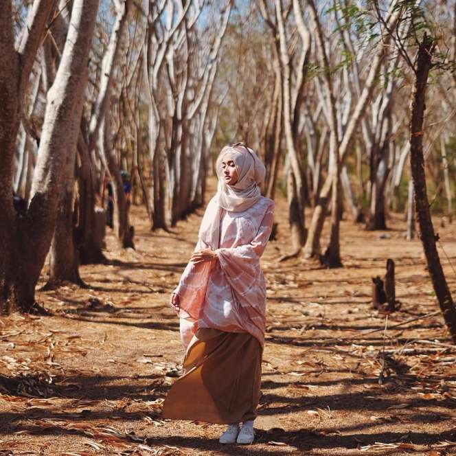 Puteri Hasanah, Tampil Menawan Saat Traveling 