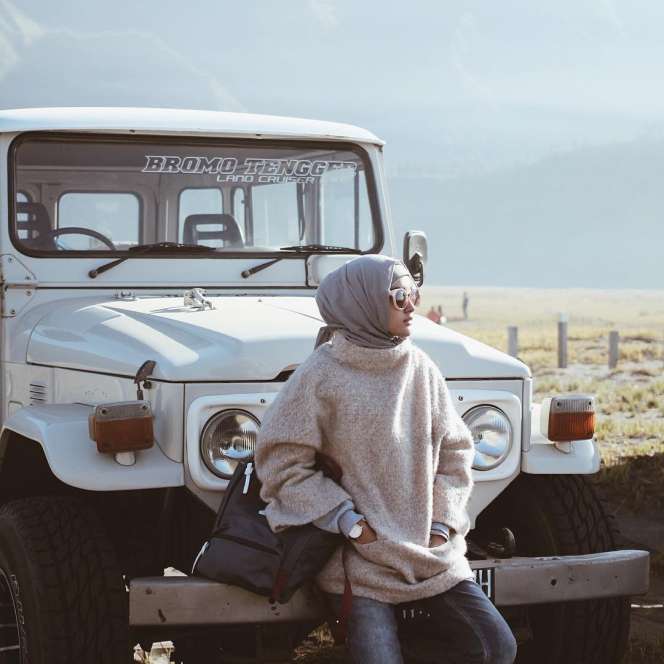Puteri Hasanah, Tampil Menawan Saat Traveling 