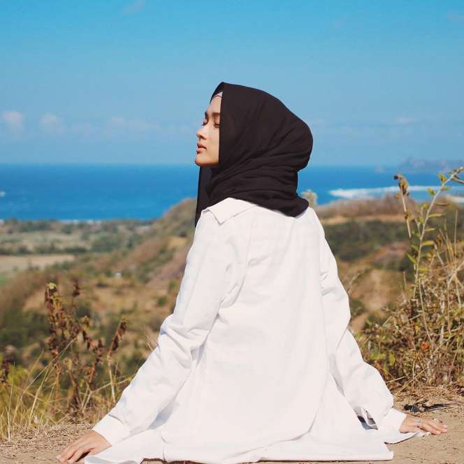 Puteri Hasanah, Tampil Menawan Saat Traveling 