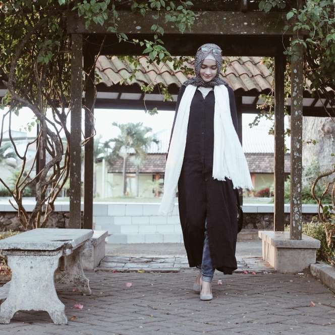 Puteri Hasanah, Tampil Menawan Saat Traveling 