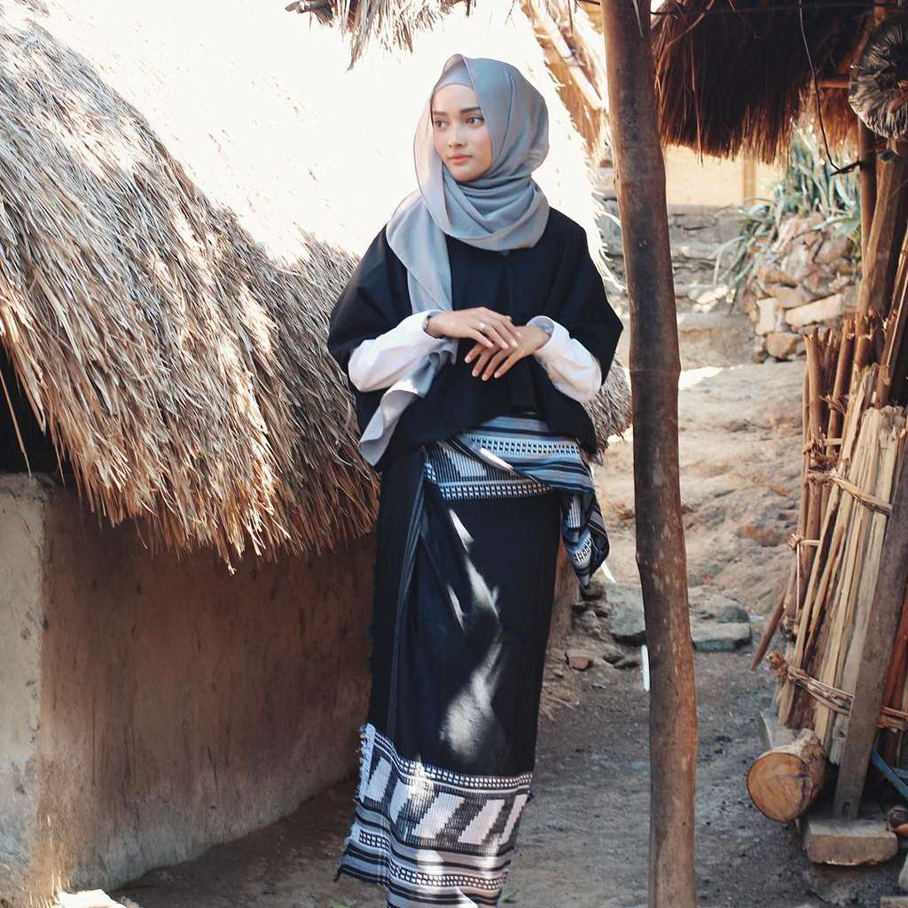 Puteri Hasanah, Tampil Menawan Saat Traveling 