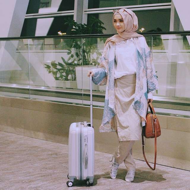 Puteri Hasanah, Tampil Menawan Saat Traveling 