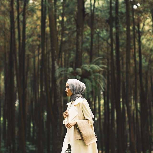 Puteri Hasanah, Tampil Menawan Saat Traveling 