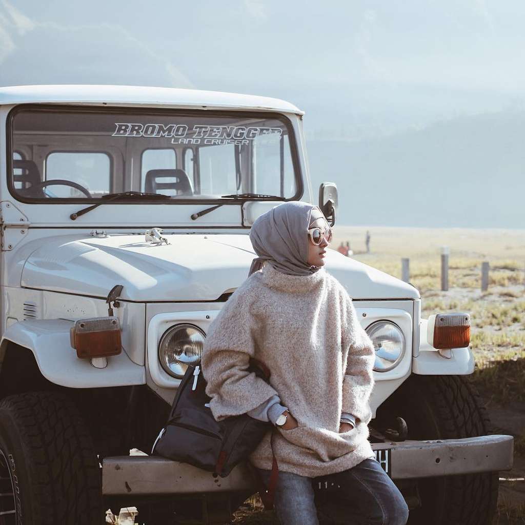 Puteri Hasanah, Tampil Menawan Saat Traveling 