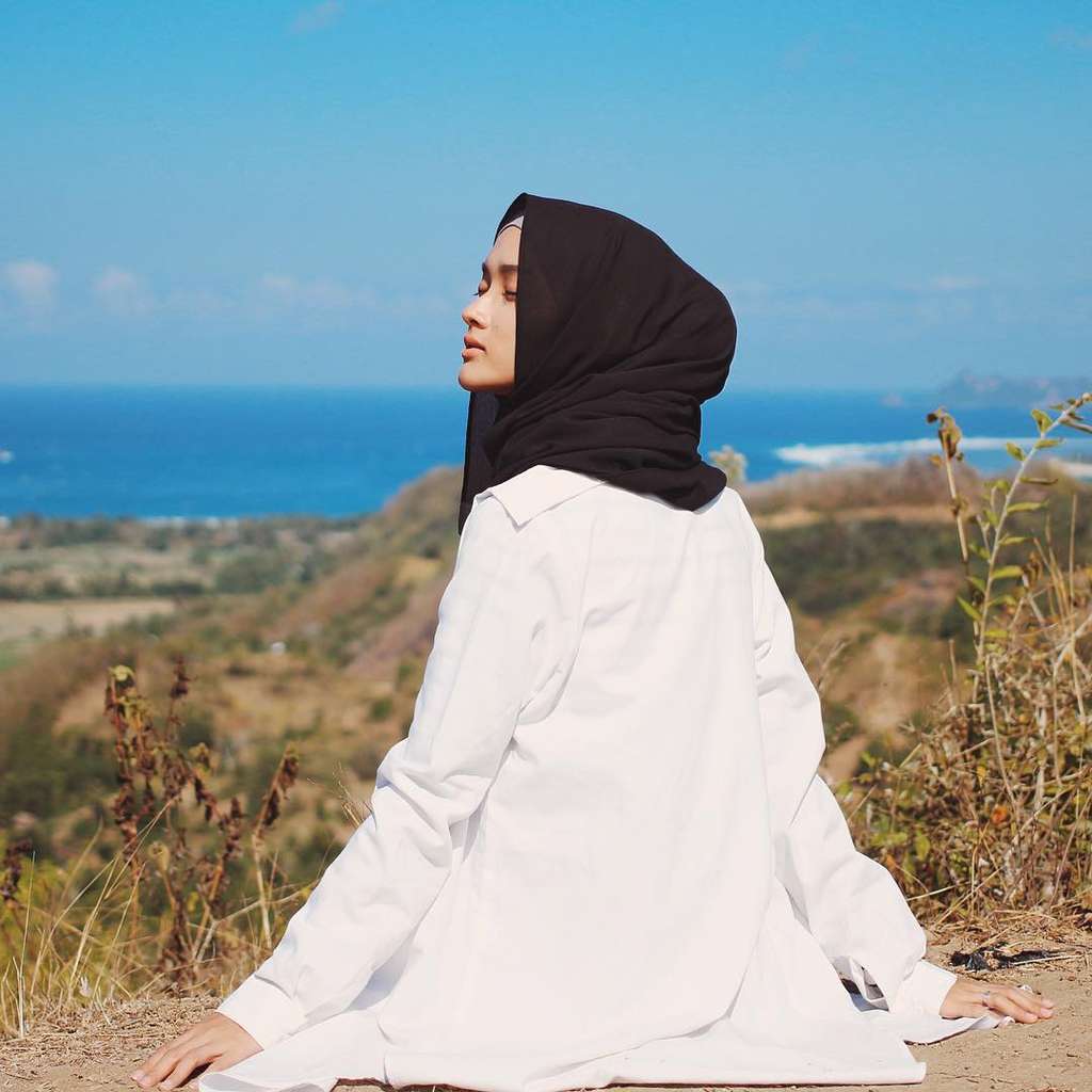 Puteri Hasanah, Tampil Menawan Saat Traveling 