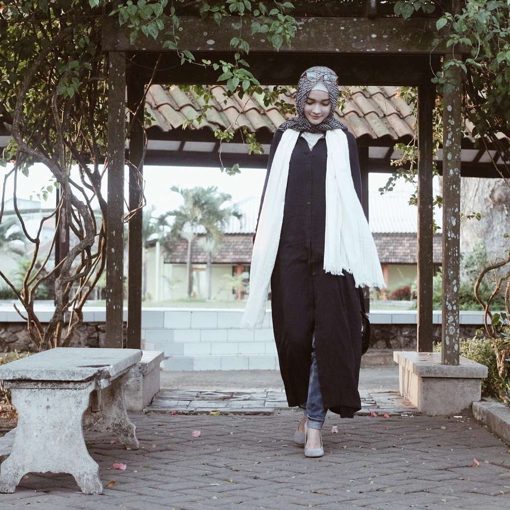 Puteri Hasanah, Tampil Menawan Saat Traveling 