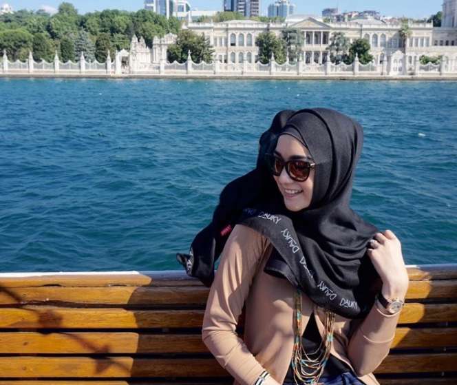 Pose-pose Cantik Citra Kirana Berhijab