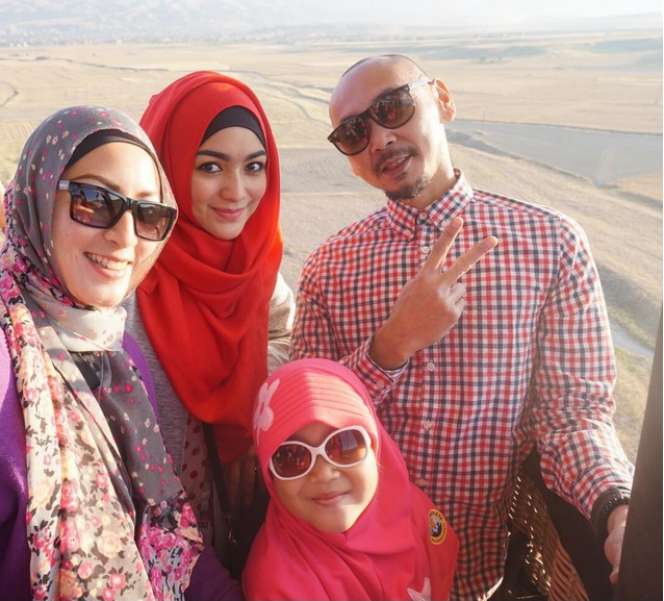 Pose-pose Cantik Citra Kirana Berhijab