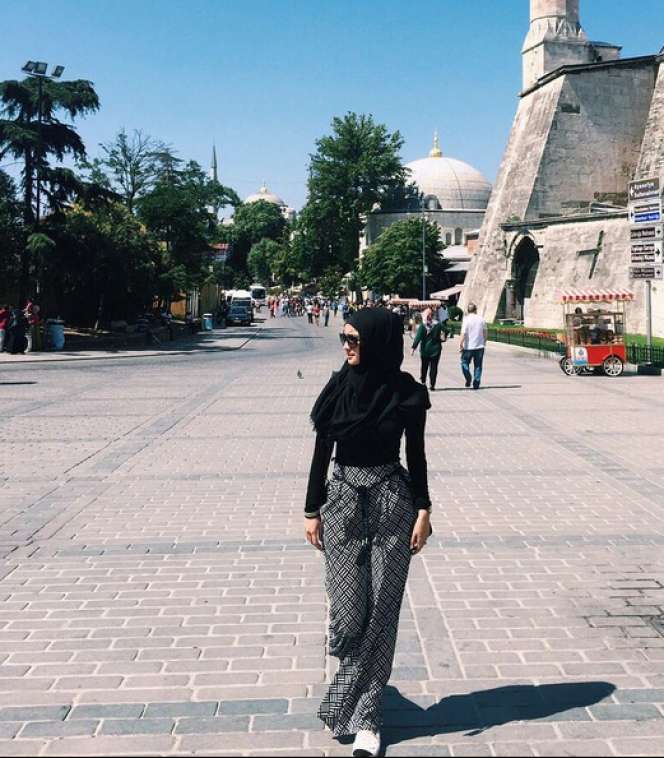 Pose-pose Cantik Citra Kirana Berhijab