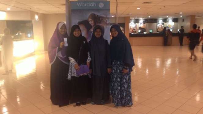 Serunya `Sahabat Dream` Nonton `Surga Yang Tak Dirindukan`