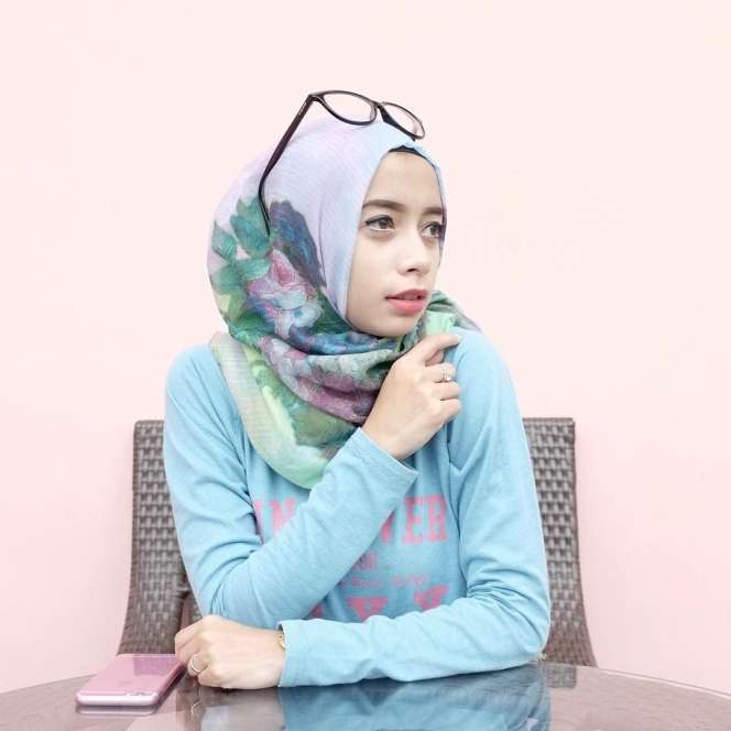 Mengintip Kegemaran Selebgram, Joyagh Memakai Kacamata