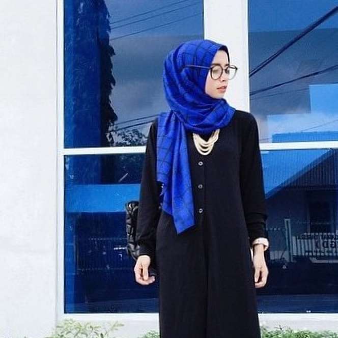 Mengintip Kegemaran Selebgram, Joyagh Memakai Kacamata
