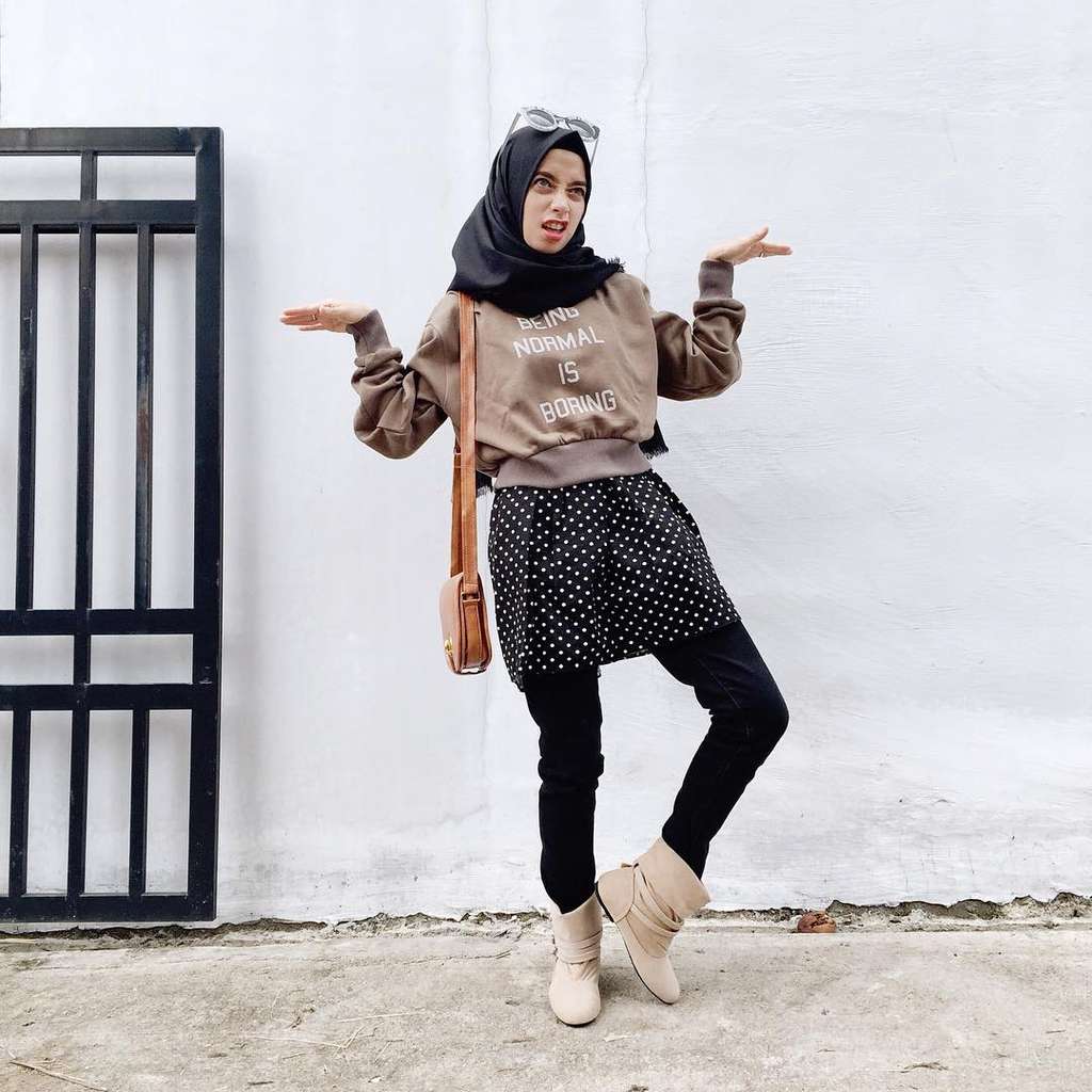 Mengintip Kegemaran Selebgram, Joyagh Memakai Kacamata