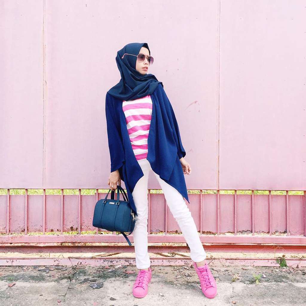 Mengintip Kegemaran Selebgram, Joyagh Memakai Kacamata
