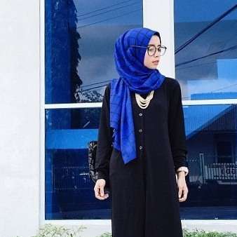 Mengintip Kegemaran Selebgram, Joyagh Memakai Kacamata