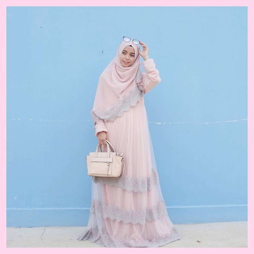 Mengintip Kegemaran Selebgram, Joyagh Memakai Kacamata