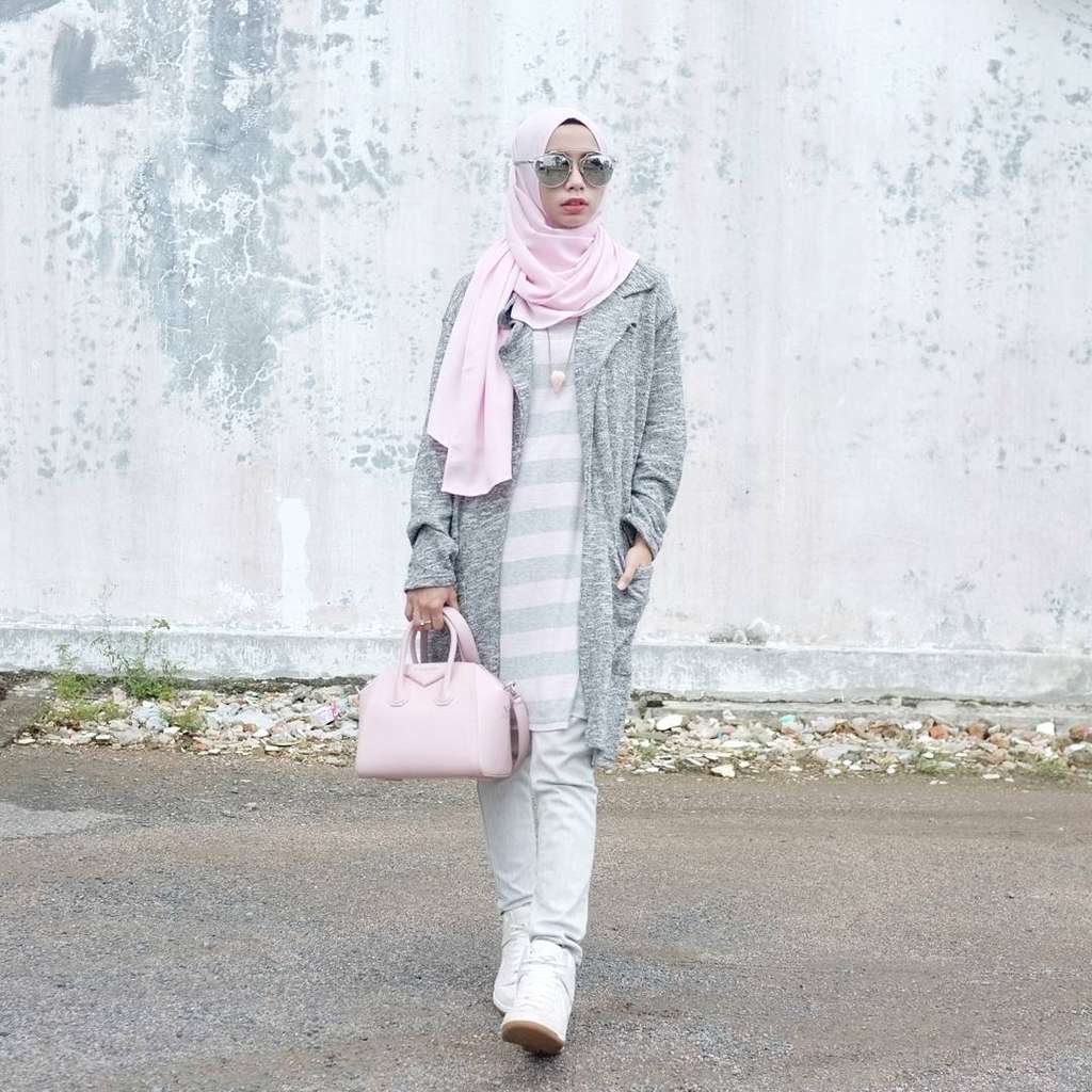 Mengintip Kegemaran Selebgram, Joyagh Memakai Kacamata