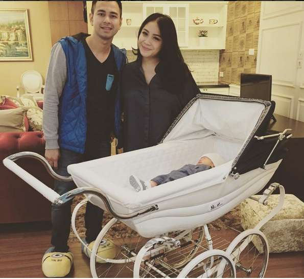Pose-pose Menggemaskan Anak Raffi-Nagita 