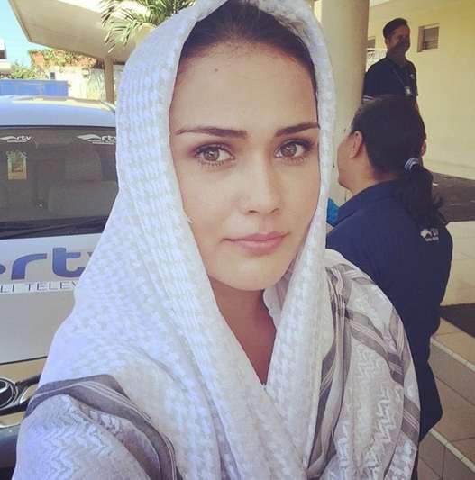 Cantiknya Model Senk Lotta Saat Berhijab