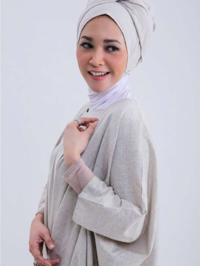Cantik Elegan, Koleksi Hijab Maia Estianti