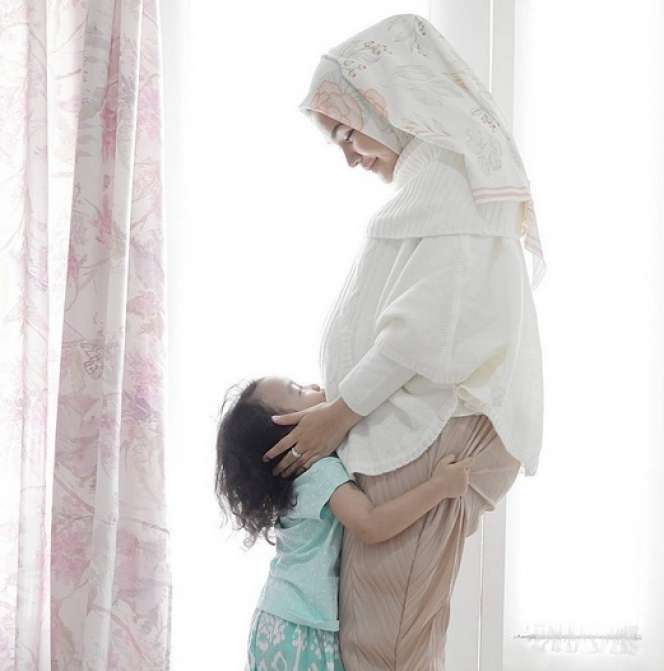 Potret Kebahagiaan Kelahiran Buah Hati Ria Miranda