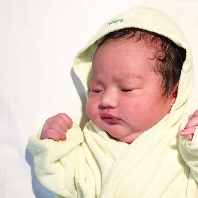 Potret Kebahagiaan Kelahiran Buah Hati Ria Miranda