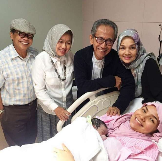 Potret Kebahagiaan Kelahiran Buah Hati Ria Miranda