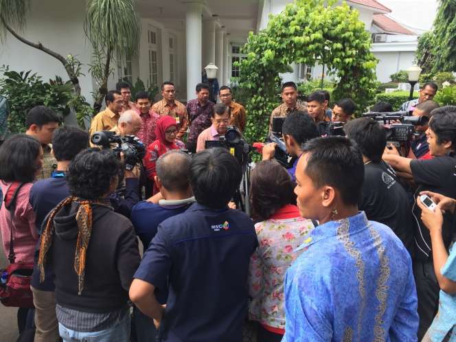 Momen Presiden Jokowi Jenguk Wapres JK