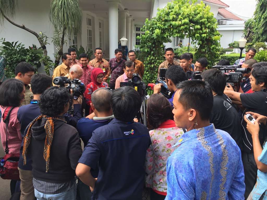 Momen Presiden Jokowi Jenguk Wapres JK
