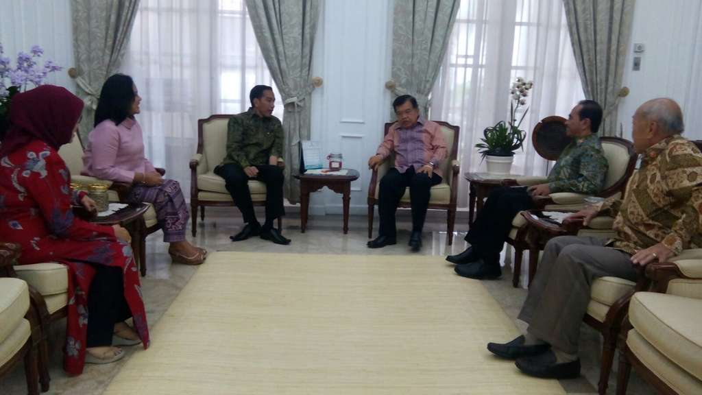 Momen Presiden Jokowi Jenguk Wapres JK