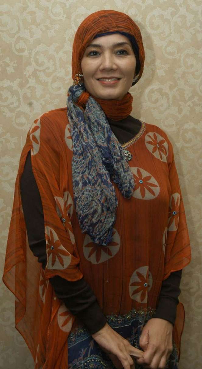 Tobat, Begini Sekarang Gaya Eva Arnaz