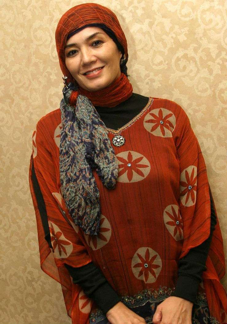 Tobat, Begini Sekarang Gaya Eva Arnaz