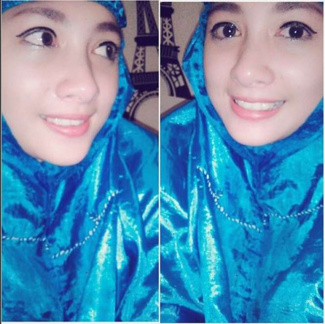 Gaya Kasir Minimarket Cantik Berhijab