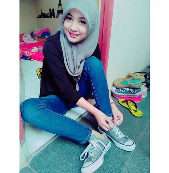 Gaya Kasir Minimarket Cantik Berhijab