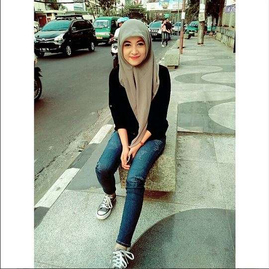 Gaya Kasir Minimarket Cantik Berhijab