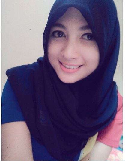 Gaya Kasir Minimarket Cantik Berhijab
