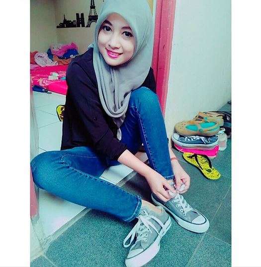 Gaya Kasir Minimarket Cantik Berhijab