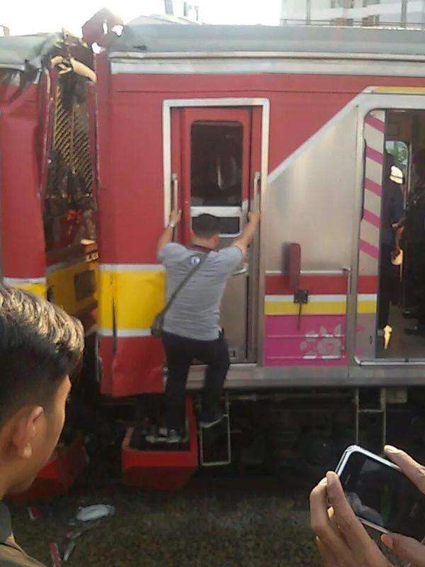 Detik-detik Usai Tubrukan Dua KRL di Stasiun Juanda