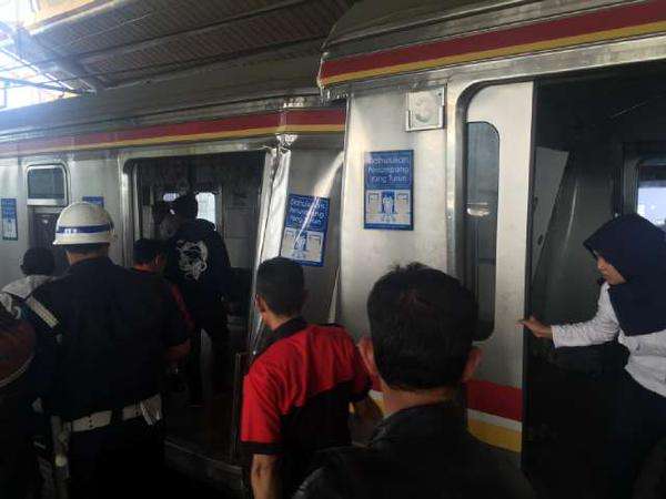 Detik-detik Usai Tubrukan Dua KRL di Stasiun Juanda