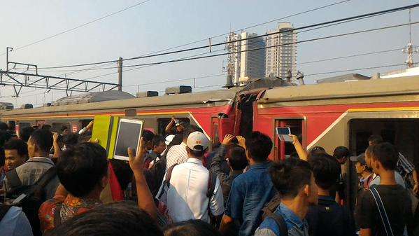 Detik-detik Usai Tubrukan Dua KRL di Stasiun Juanda