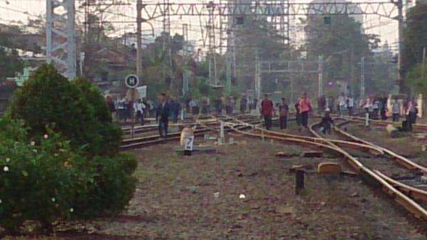 Detik-detik Usai Tubrukan Dua KRL di Stasiun Juanda