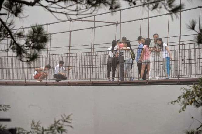 Jembatan Gantung Kaca Tiongkok Yang Buat Merinding