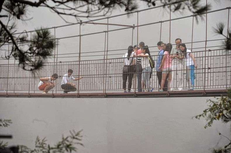 Jembatan Gantung Kaca Tiongkok Yang Buat Merinding