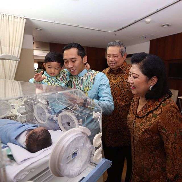 SBY dan Hatta Rajasa Kompak Tunggu Kelahiran Cucu