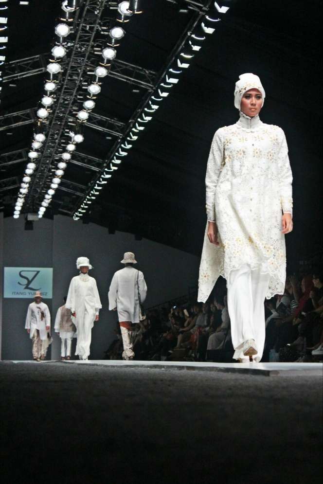 Koleksi Itang Yunasz Getarkan JFW 2016