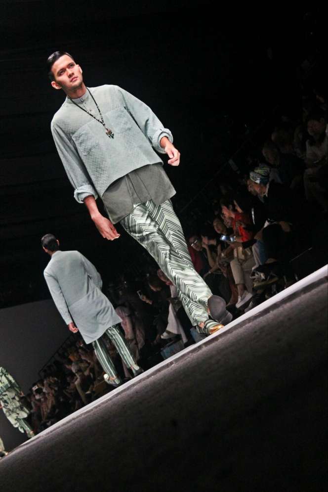 Koleksi Itang Yunasz Getarkan JFW 2016