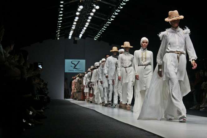 Koleksi Itang Yunasz Getarkan JFW 2016