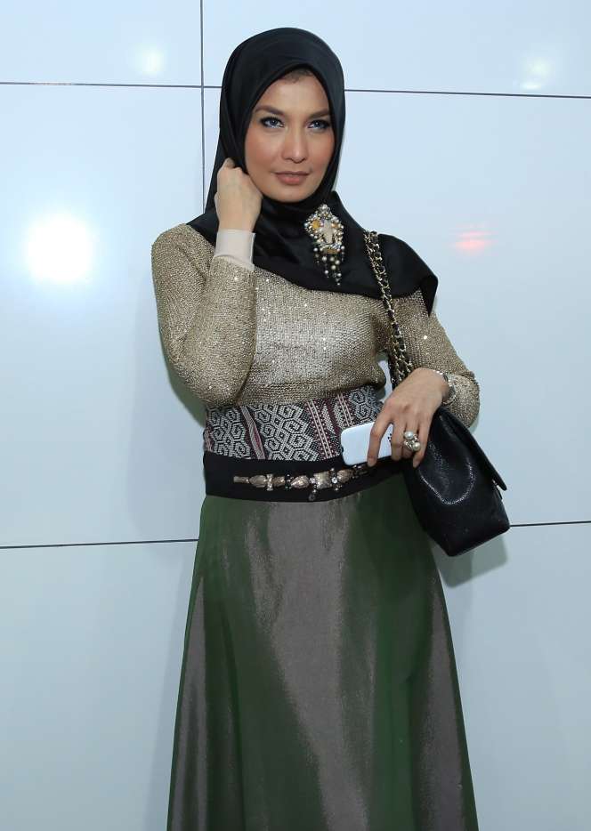 Gaya Hijab Menawan Arzetti Bilbina
